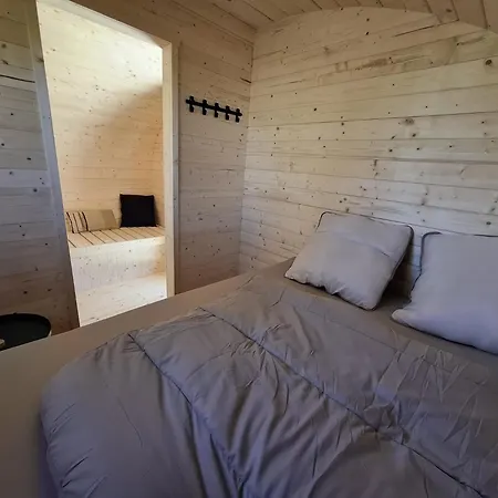 Campsite Le Cabanon Du 2 *