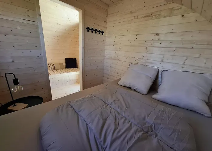 Campsite Le Cabanon Du 2 *